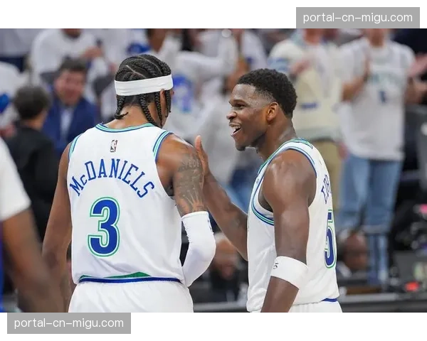 特写：最后两分钟，爱德华兹吸引包夹后分球，助攻麦克丹尼尔斯命中关键三分