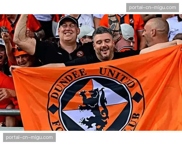 “英超冠军奖杯巡展”抵达谢菲尔德，数千名当地小球迷到场参观